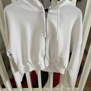Zip up hoodie  - Vit croppad zip up hoodie från gina tricot i storlek L