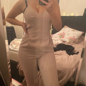 jumpsuit - ljusbrun färgad jumpsuit. väldigt snygg på. skön att ha på sig. fin till våren o sommaren.