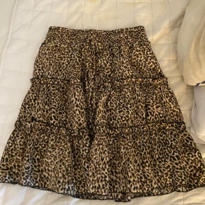 leopard kjol - fin leopardkjol, aldrig använd, köpt second hand ingen lapp, skulle säga storlek xs-s