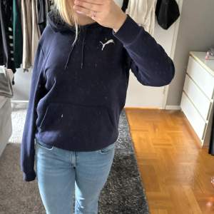 Marinblå hoodie från Puma. Använd en gång! 🩷