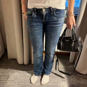 Trendiga lågmidjade jeans från ltb i modellen valerie. Pris kan diskuteras!❣️
