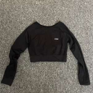 Träningstopp från ICIW  - Svart träningstopp från ICIW. Croppad långärmad tröja. Använda enstaka gånger, mycket fint skick🖤 storlek xs
