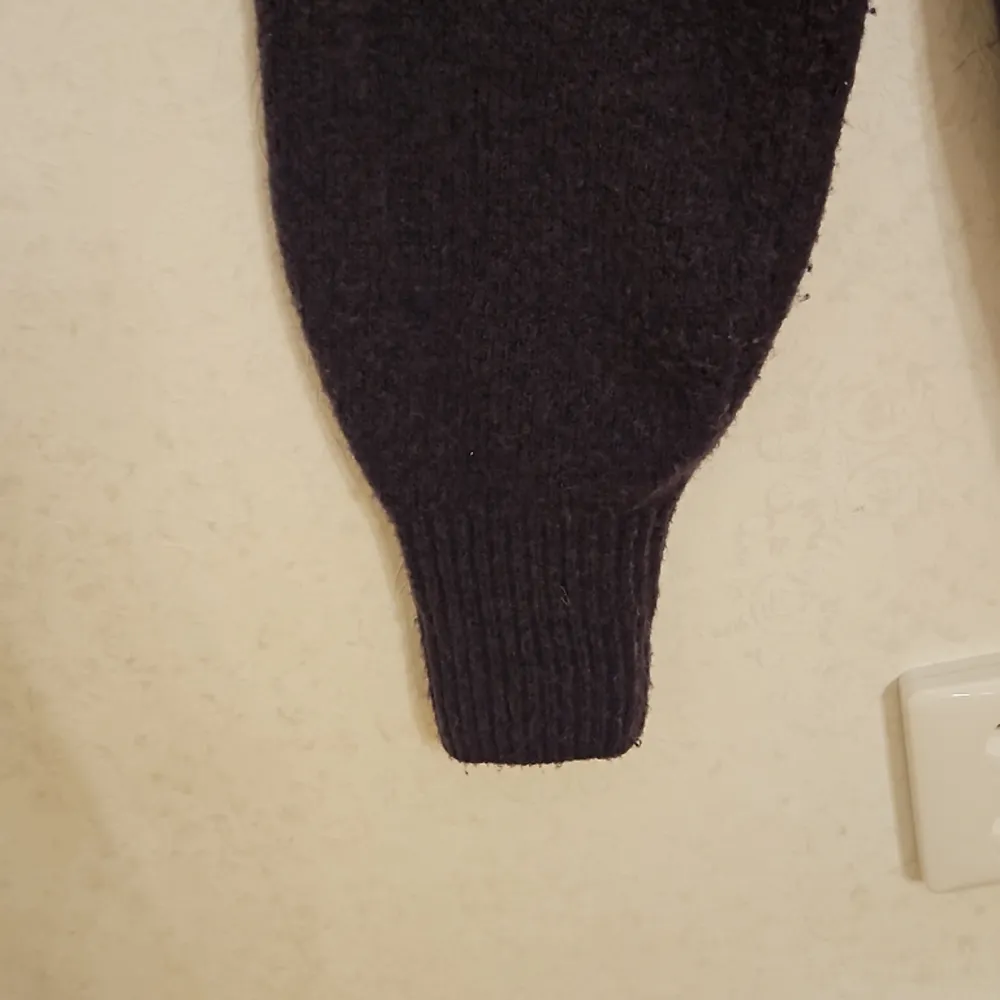 Stickad tröja från bikbok💜ser svart ut(eller annan färg) på bilden men är i en mörk lila💗är använd ett fåtal gånger, säljer för jag insåg att jag inte gillar lila kläder💗ursprungspris ca 400, kommer inte ihåg och de är slutsålda💕pris kan diskuteras!!. Neuleet.