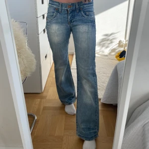 Lågmidjade vintage jeans - Skitsnygga lågmidjade vintage jeans från  märket koola anna. Står tyvärr ingen stolek men jag bär oftast s, men tror det även passar m. Pris går att diskutera! 