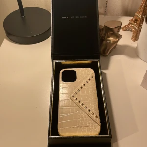 Mobilfodral  - Säger mitt jättesnygga fodral från ideal of sweden, aldig använts, köpte för 699kr, de har även kortförvarare💕kommer med box säljer för passade inte min telefon