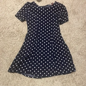 Klänning 🤍 - Blå och vit prickig klänning 🤍✌🏻