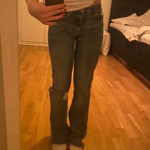 Bootcut jeans  - Säljer nu mina sjukt snygga jeans från Gina Tricot. Jeansen är köpta på Plick och även omsydda av förra ägaren. Säljer nu dessa byxor för att de är väldigt tighta runt mina lår!💗hör av er vid funderingar!!
