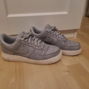 Nike air force 1 - Otroligt fina skor från nike i modellen air force 1 i färgen grå. Har använts max 5 gånger, kommer inte till någon användning längre. Otroligt sköna och snygga skor, i storlek 38. Inköpta för 1400kr. Köparen står för frakten💕