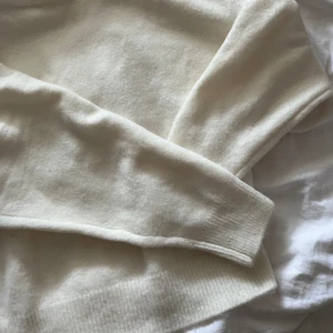 Vit stickad tröja - Säljer denna fina vita stickade tröja från Zara då jag inte använt den på länge