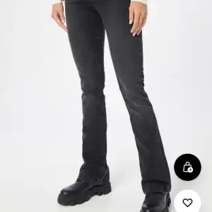 INTRESSEKOLL❣️ på mina svarta LTB jeans i strl 26/30! De är lite stora men passar fortfarande därför är ja osäker om ja ska sälja! De är lite lägre än midrise på mig! Jag är 163🌸