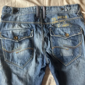 Low rise Jeans - Coola jeans. Står att märket e Jack and jones vintage denim. Skulle säga att dem e straight leg med lite smalare passform. Står ingen storlek men måtten e - midja tvärs över 39cm, innbenslängd 85 cm, från skrevet o uppåt ca 24cm