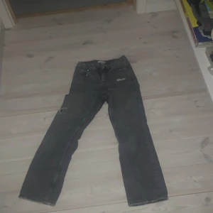 Jeans  - Bra skick och fina på! Lite mer åt det baggy hållet men lågmijade!💕 hon är i storleken 146! Och är från Gina tonic Young💕 pris kan diskuteras  vid överenskommelse! Köpere sår för frakt💕