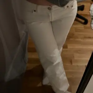 Vita lågmidjade jeans från zara som inte längre passar❤️ bra längd för korta personer (jag är 161)