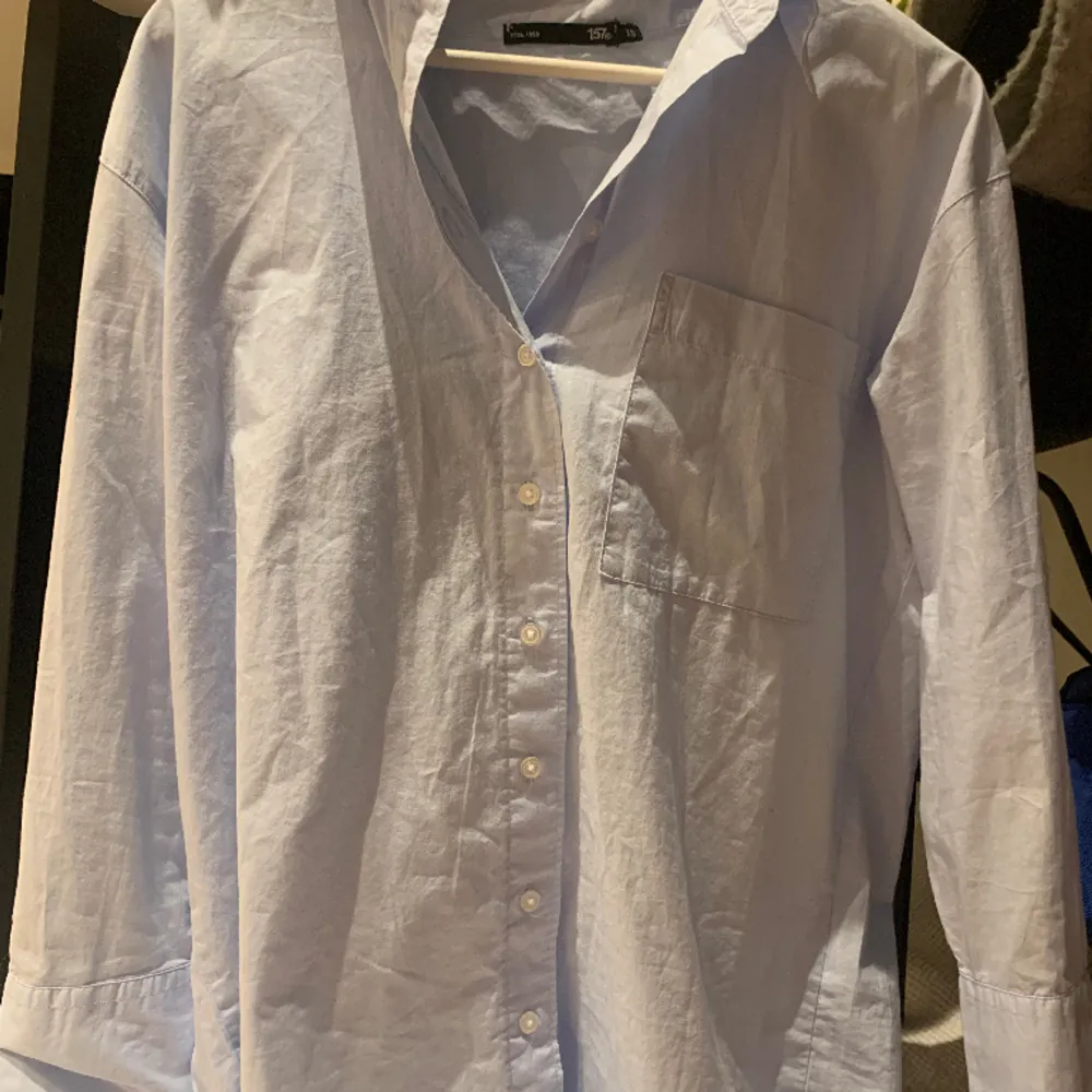 Söt ljusblå skjorta från lager 157, skulle säga att den är oversize. Aldrig använd. 🩵 . Skjortor.