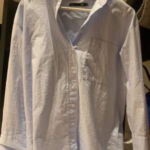 Söt ljusblå skjorta från lager 157, skulle säga att den är oversize. Aldrig använd. 🩵 