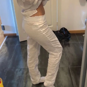 Vita Linnebyxor från HM - Så snygga i bra skick❤️ köpte för länge sen på Plick för 500kr, bilderna är lånade💞