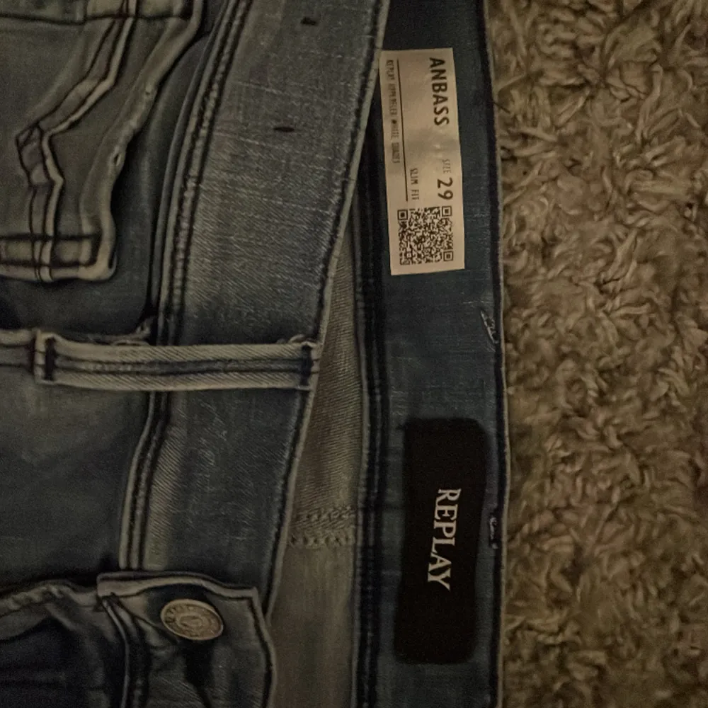 Säljer Replay anbass jeans. Använda 2 gånger. Storlek 29/32. Pris kan diskuteras vid snabb affär.. Jeans & Byxor.
