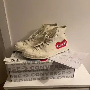 Ett par schyssta converse x CDG i storlek 42,5, men dem passar fint på mig som vanligtvis har 43, 44  Dem är i väldigt bra skick och inga tecken på slitage alls, dem är bara lite smutsiga men jag kan tvätta skorna innan jag fraktar dem om så önskas:)