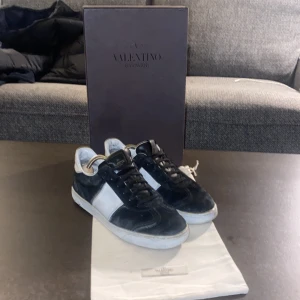 Valentino flycrews - Feta flycrews i storlek 41 sitter som 42. Box och dustbag ingår✅. använt skick 8/10 deffekter under skon där bak men omärkbart vid andvändning. Även tidigare defekt i form av spricka som nu är helt lagad. fråga på! Totalt 9nitar saknas. Tar byten.