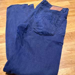 Slimfit jeans från Hugo Boss  Dem är ljusare i verkligheten  Storlek 48 