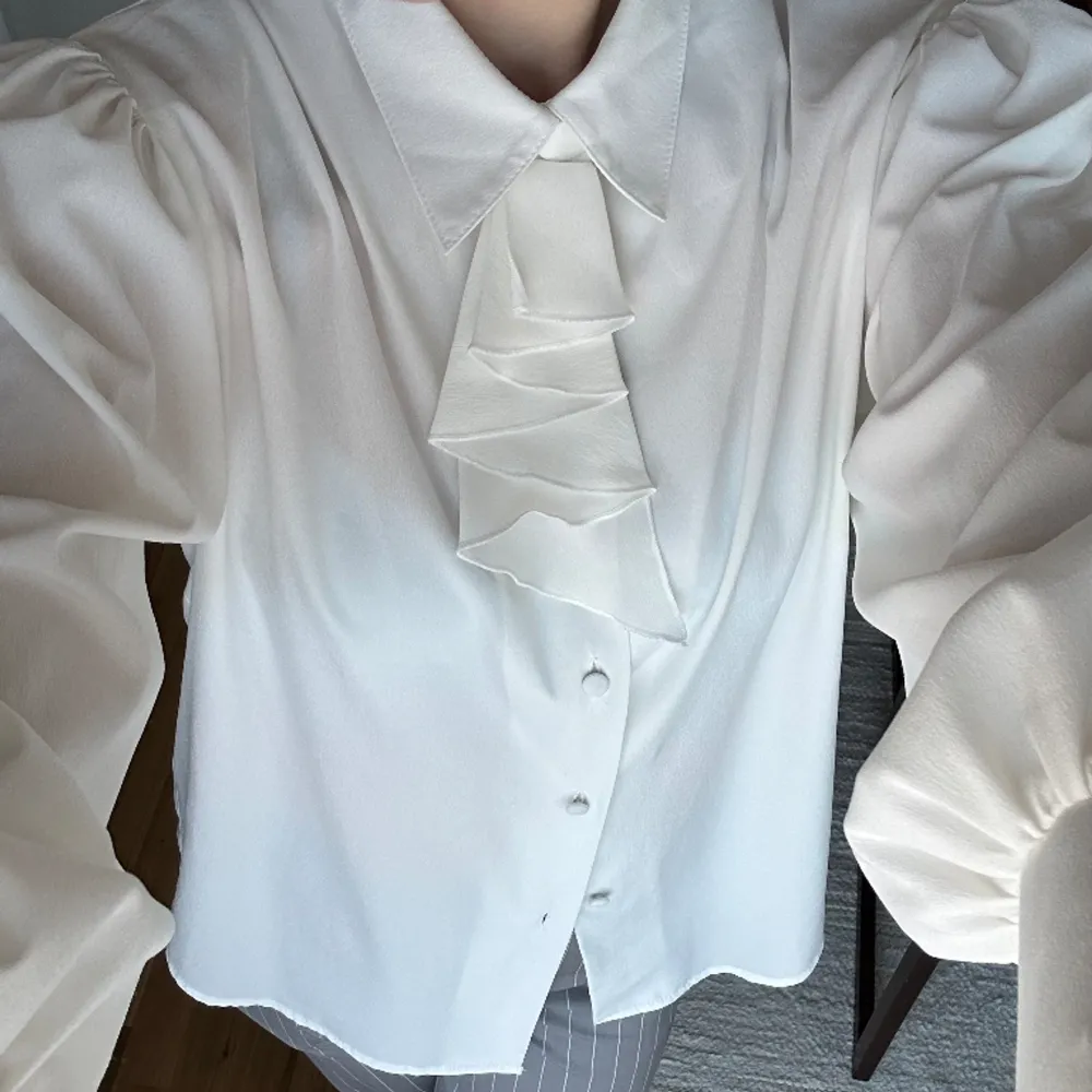 En vit blus med fin hängande detalj🤍🌙. Blusar.