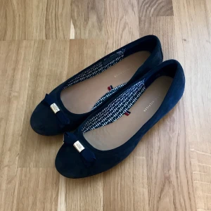 Ballerinaskor - Tommy Hilfiger ballerinaskor, aldrig använda. Nypris 999kr men säljer för 600🩷 går att komma med egna prisförslag! (Storlek 38)
