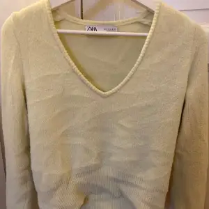 Säljer denna tröja från zara, den är i bra skick och jätte skönt material. Tröjan är i typ gul/grön färg 