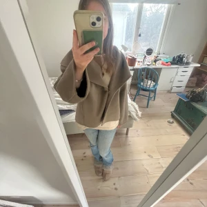 Stylein kappa - Lägger upp igen pga oseriös köpare!! Säljer min jacka från stylein, originalpris ca 5000. Så fin nu till våren!!Äkthetsbevis osv finns. Säljer för att jag har andra jackor jag använder mer, skriv gärna om ni undrar nåt💞Denna är använd max 10 gånger
