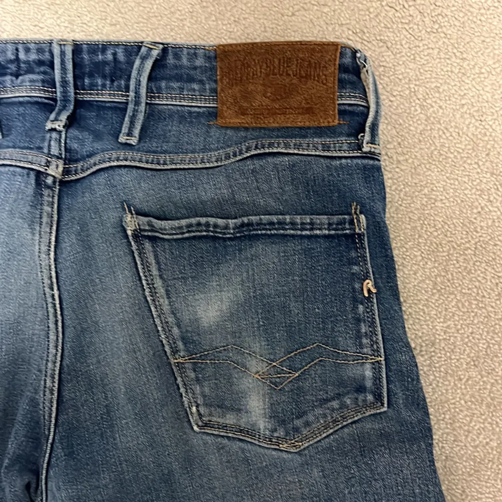 Skick 9/10, nypris 1600+, modell anbass, hör av dig vid frågor eller funderingar😁. Jeans & Byxor.