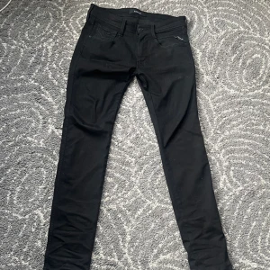 Replay anbass jeans - Säljer nu dessa snygga replay jeans då dom inte passar. Dom är använda 1 gång och har inga defekter. Riktigt snygga och fräsha jeans! Passar 29-31 i midjan och är 32 i längd