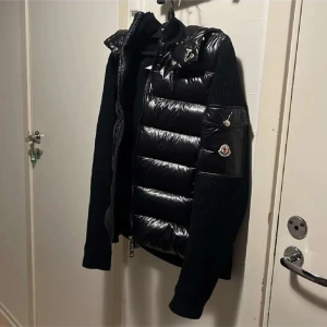 Moncler cardigan - Hej tänkte sälja min moncler cardigan skriv ifall ni är intresserade 
