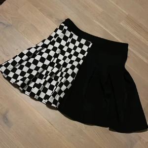 Schackrutig kjol  - 50/50 svart / schackrutigt. 