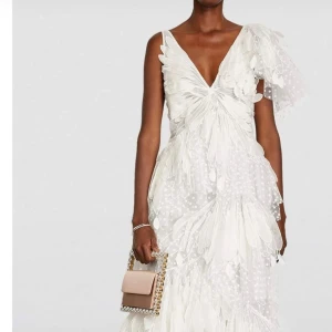 Klänning  - Säljer denna OTROLIGT fina klänning men som tyvärr var för liten och det var försent att skicka tillbaka. Finns inget ont att säga om den, hur fin som helst både till bröllop, fest eller bal! Den är dessutom helt slutsåld. Nypris 1000kr