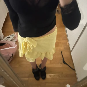 Kjol - Super söt kjol i storlek S från vero Moda💛 knappt använd så i super bra skick!