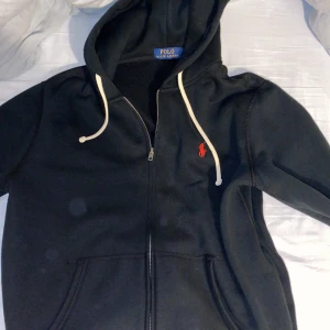 Polo zipper - Detta är en 100% äkta polo zipper som är använd 2 gånger. Skicket är 10/10 och är köpt 1900kr säljer den för 1500kr