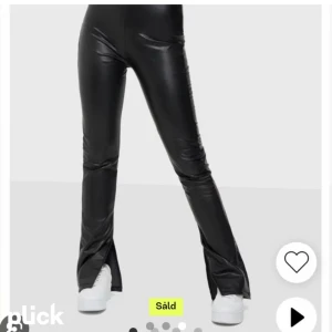 Läderbyxor - Läderbyxor från Nelly Köpta här på plick men då de var alldeles för långa för mig (är 155) säljer jag de nu, verkar knappt använda, supersnygga på någon som är lite längre än mig🥰 Bild 1 är lånad, bild 2 är hur de sitter på mig  Använd gärna köp nu!