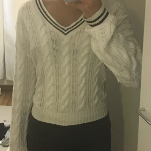 Hm stickad tröja - En stickad tröja från hm kids som är nästan som ny andvänt bara 2 gånger och den sitter jättebra. Jag är 160cm lång💕 Den är jättefin men tyvärr för liten för mig 🥲