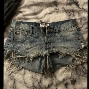 ONEteaspoon shorts - As snygga lågmidjade ONE teaspoon shorts i nyskick som är för små för mig. Shortsen är i storlek 24 och jag skulle säga att de passar XS/S. Midjemått ca 77-78 cm❤️