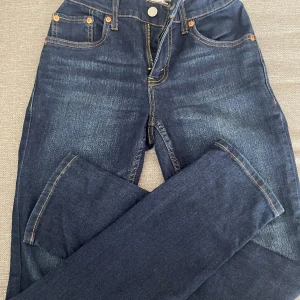 Jeans Levis  - Mått=12a 152cm Skick=Extremt bra skick  Pris=200 kan diskuteras 
