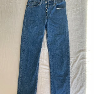 LEVIS jeans blå W26 L30 - Nästan helt oanvända Levis jeans säljer då dom aldrig kommer till användning  Nypris 1600kr W26 L30 Finns att hämta i Storfors men kan även mötas upp i tex Kristinehamn, Filipstad eller Karlstad. Kan skickas men köparen står för frakt😊