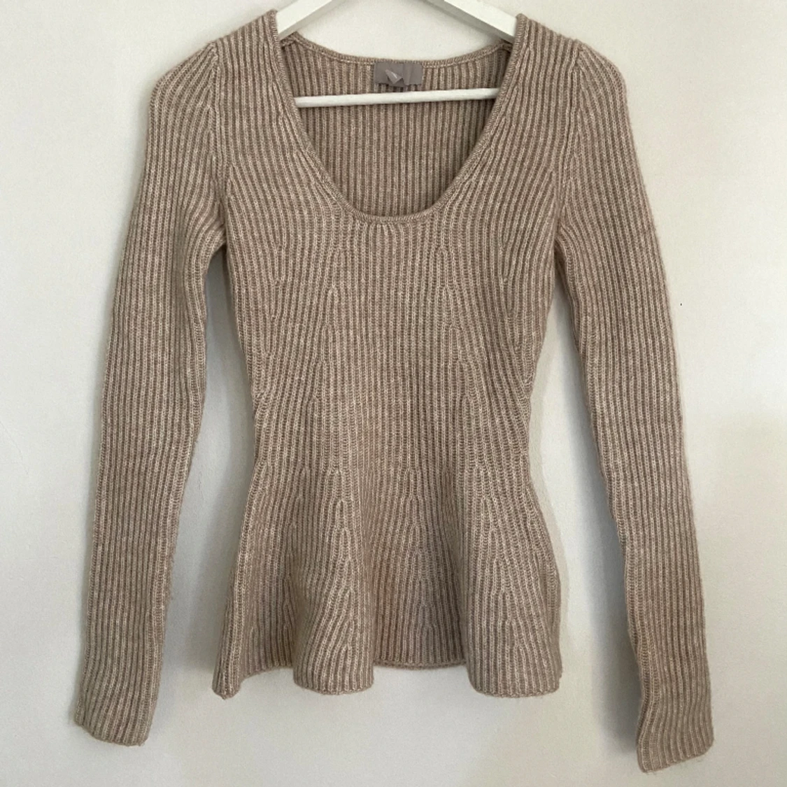 Ribbstickad peplumtopp - 90