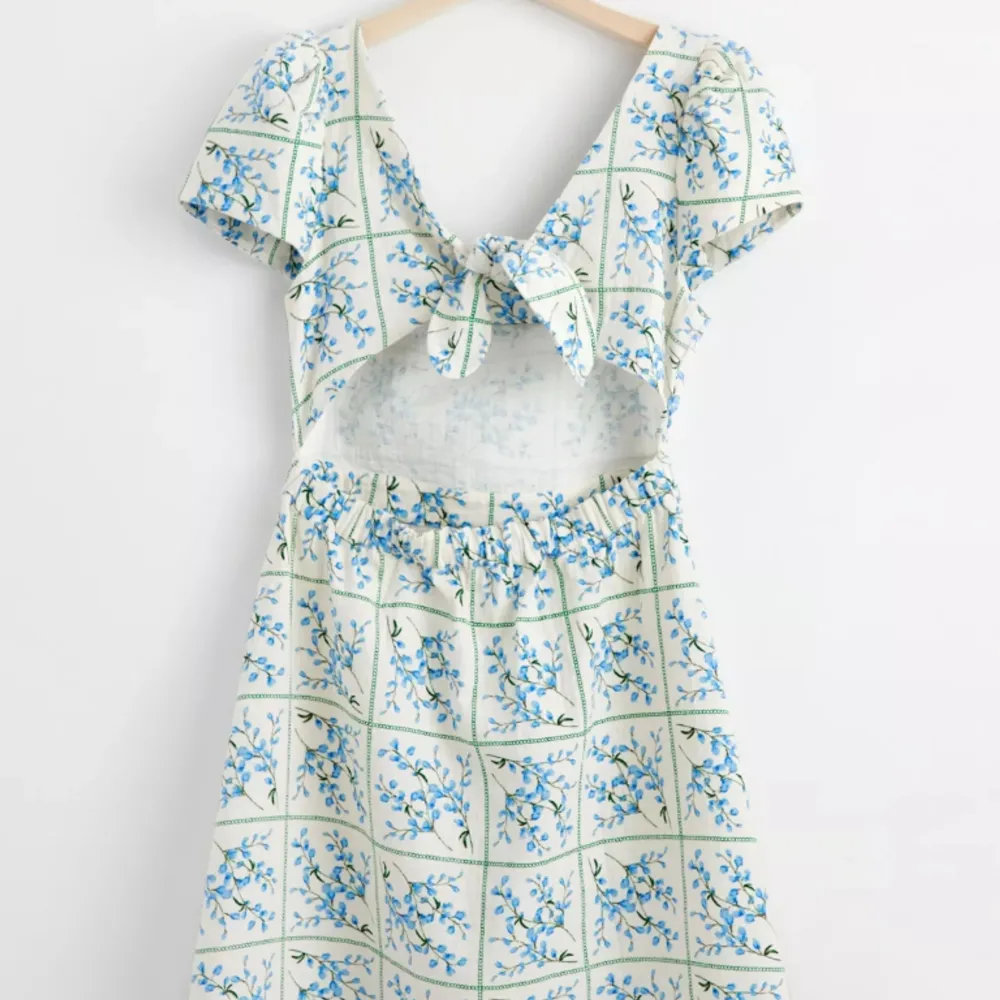 Söker denna klänning och väska från märket lindex, i storlek S eller xs. Hör gärna av dig.. Mekot.