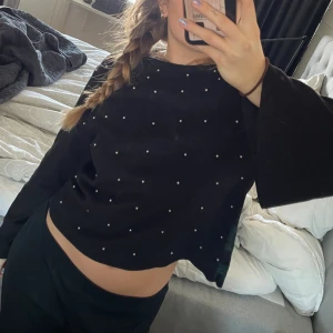 Tröja med pärlor - Jättesöt tröja från Zara med små pärlor/stenar 🤍 Fint skick!