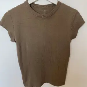Nästan helt oanvänd T-shirt från Brandy Melville. One size, men skulle säga att den är som en XS / S. 