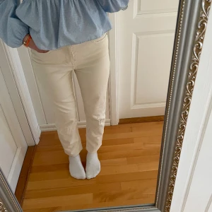 Vita Lee jeans  - Säljer dessa creme vita Lee jeansen då de är lite för korta för mig och kommer därför inte till användning. Använt de 2-3 gånger, så är i nyskick! 💗 