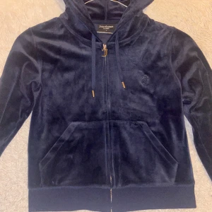 Juciy couture kofta - Jag säljer den här helt nya juciy couture koftan som används vid 1 tillfälle. Jag fick den här koftan i julklapp men den var för liten på mig. Det är storlek M. Priset kan diskuteras men den är helt ny så man får förvänta sig ett rimligt pris.