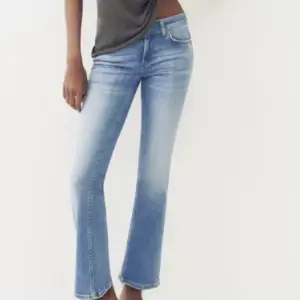 Lågmidjade Jeans från zara, säljer pågrund av att dom är för korta på mig. Då de skulle passa någon runt 140-150 cm lång . 