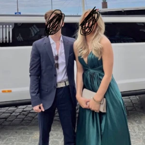 Balklänning  - Här är min balklänning från min bal. Jag älskade denna klänning men den kommer inte komma till andväng igen. Klänning är lite ihop syd i urringningen men är lätt att ta bort. Jag är 165 och klänningen är från Ivory field. Org pris: 2500