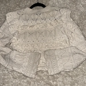 Blus/topp - Säljer denna fina topp från zara då den inte längre kommer till användning. Inga skador eller liknande! Kontakta ifall du vill ha fler bilder och det går alltid att diskutera pris💕