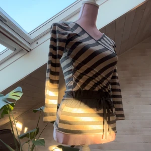 Långärmad Topp - Långärmad topp med knyte i midjan. Beige/glittriga och grå ränder🤍🤎🩶